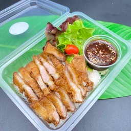 ข้าวหมูสามชั้นทอดน้ำปลา+น้ำจิ้มแจ่วมะขาม