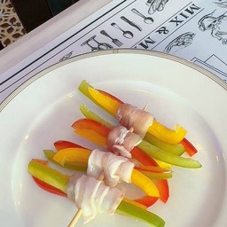 พริกสามสีพันเบคอน