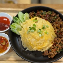 กระเพราหมูสับไข่ข้น