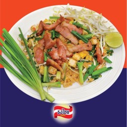 ผัดไทยเส้นจันทร์เบค่อนใส่ไข่