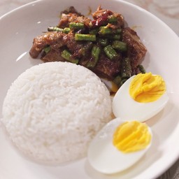 เนื้อตุ๋นผัดพริกแกง + ไข่ต้ม