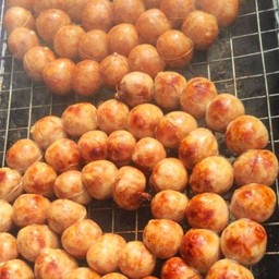 ไส้กรอกอีสานย่าง ชุด 6 ลูก พร้อมผักแกล้ม 1 ชุด