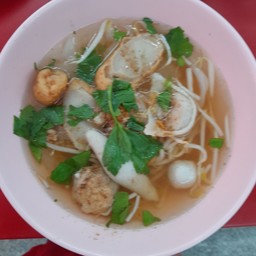 ก๋วยเตี๋ยวลูกชิ้นรวมน้ำใส