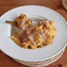 ไข่ขยี้เบคอน