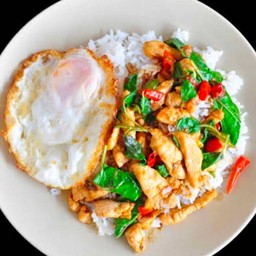 กระเพราหมูชิ้นไข่ดาว
