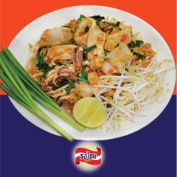 ผัดไทยเส้นจันทร์ปลาหมึกสดใส่ไข่