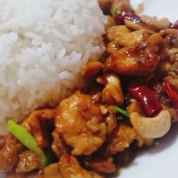 ไก่ผัดเม็ดมะม่วงราดข้าว