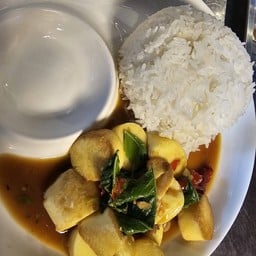 ข้าวกระเพราเต้าหู้ไข่ (มังสวิรัติ)