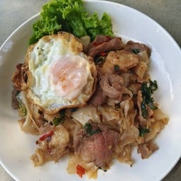 เส้นใหญ่คลุก กระเพราเนื้อชิ้นติดมัน