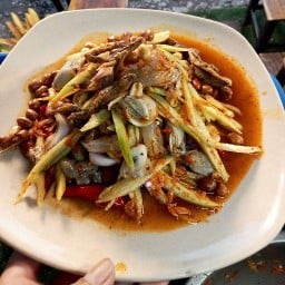 ร้านยำมะม่วงโค้งเคหะฉลองกรุง สามแยกก่อนบ้านเหลือง