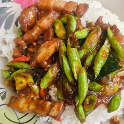 พริกแกงหมูกรอบ