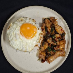 ข้าวกะเพราหมูสามชั้น + ไข่ดาว