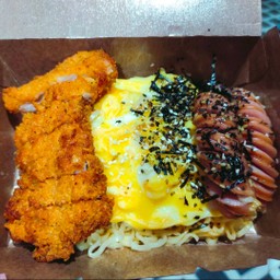มาม่าเกาหลี ซัมยัง ไข่ข้น   พร้อมด้วยสะโพกไก่กรอบชิ้นใหญ่ + ไส้กรอก2ชิ้น  โรยหน้าด้วยสาหร่าย