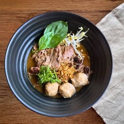 เตี๋ยวเรือเนื้อโคขุนสไลด์+ลูกชิ้น 2 ลูก