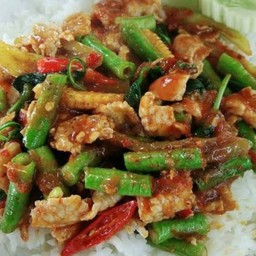 ข้าว + ผัดพริกแกงหมูใส่ถั่ว