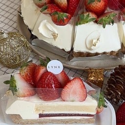 Premium Strawberry cake & tart