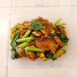 เส้นใหญ่ผัดซีอิ้ว