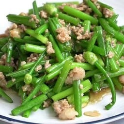 ผัดดอกหอมหมูสับ