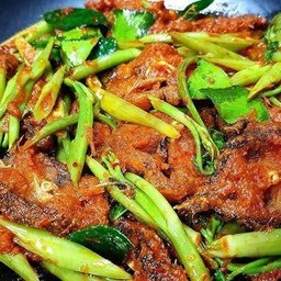 พริกแกงปลาดุกกรอบใส่ผักบุ้งราดข้าว