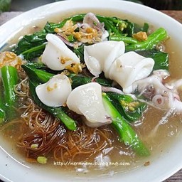 ราดหน้าปลาหมึก หรือ กุ้ง ( เส้นใหญ่ )
