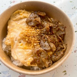 ข้าวไข่ยิ้ม+หมูกระเทียม