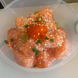 แซลมอนสลัดงา ไข่กุ้ง