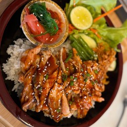 ข้าวหน้าแซลมอนเบิร์นเทริยากิ