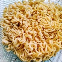 เส้นมาม่าลวก 1ก้อน