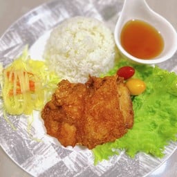 ไก่ทอดหอมๆราดด้วยซอสน้ำปลา