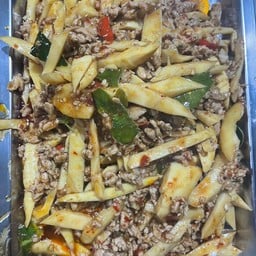 ัผัดพริกแกงหน่อไม้ราดข้าว