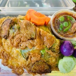 ข้าวไข่เจียวมะเขือยาว + น้ำพริกกะปิ (แถมฟรีผัักสด)