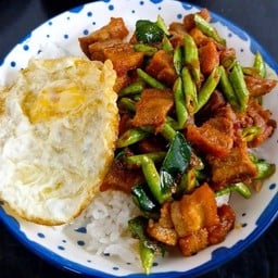 ผัดพริกแกงราดข้าว