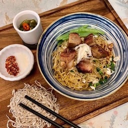 บะหมี่ หมูกรอบ+เนื้อปู แห้ง
