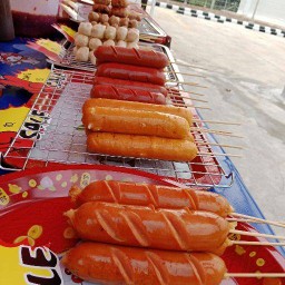 ลูกชิ้นย่างหน้าเซเว่นดงพระราม ข้างเซเว่นดงพระราม