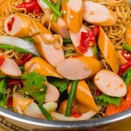 ยำมาม่ารวมไส้กรอก