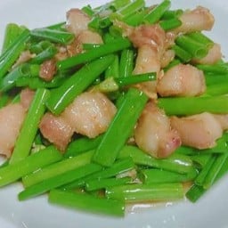 ผัดดอกหอมหมูสามชั้น
