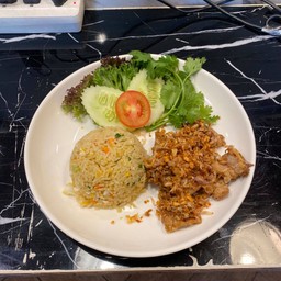 ข้าวผัดไข่หมูกระเทียม
