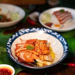 บะหมี่แห้งราดน้ำแดง หมูแดง+หมูกรอบ