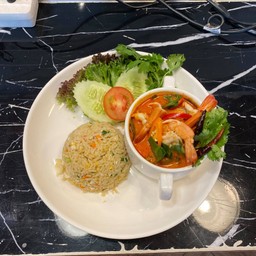 ข้าวผัดไข่ต้มยำกุ้ง