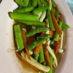 หน่อไม้ฝรั่งผัดน้ำมันหอย