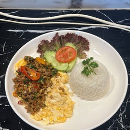 ข้าวไข่ขยี้กะเพราเนื้อโคขุน