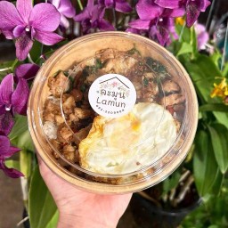 ข้าวกะเพรายายดี by บ้านละมุน