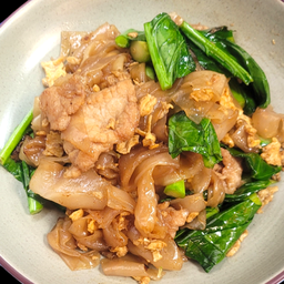 เส้นใหญ่ผัดซีอิ๊วไก่