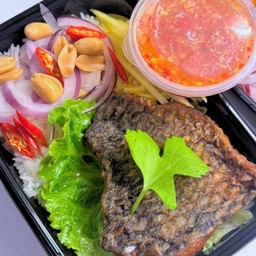 ปลานิลทอดน้ำปลาราดข้าว