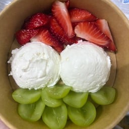 กรีกโยเกิร์ต สตอเบอรี่+องุ่นไซมัสคัส