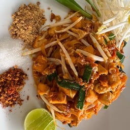 ผัดไท ที่มีกระเพรา