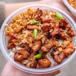 ข้าวหมูทอดกระเทียมพริกสด ไอ่อ้วน
