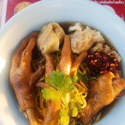 บะหมี่เกี๊ยวปูหมูแดงเจ้าเก่าหน้าวัดป่า หน้าโรงเรียนวัดป่า