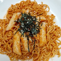 มาม่า ต๊อกบกกี + กุ้งเทมปุระ