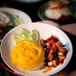 ข้าวหมูกรอบผัดพริกเผา